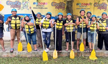 Kebersamaan Guru dan Karyawan SMK Nusaputera 1 Semarang dalam Serunya Rafting di Citra Elo, Magelang