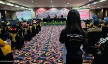 PRUDEN MENDOKUMENTASIKAN WISUDA ANAFARMA