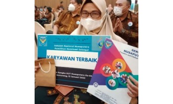 BU AMBAR MENJADI KARYAWAN TERBAIK